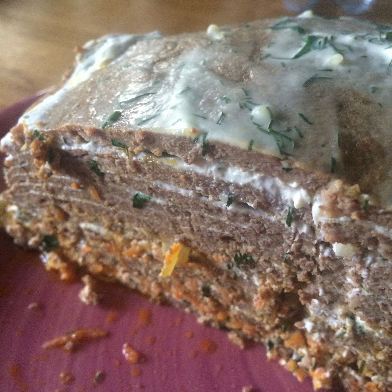 Печеночный торт со сметанным соусом