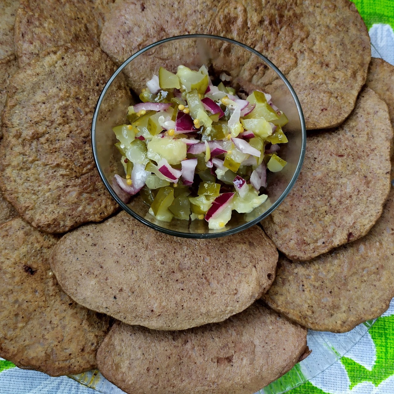 Печеночные оладьи с сальсой из соленых огурцов