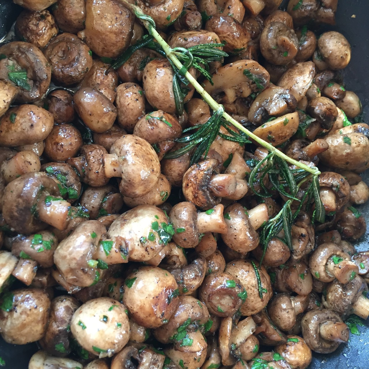 Печеные грибы со сливочным маслом и розмарином