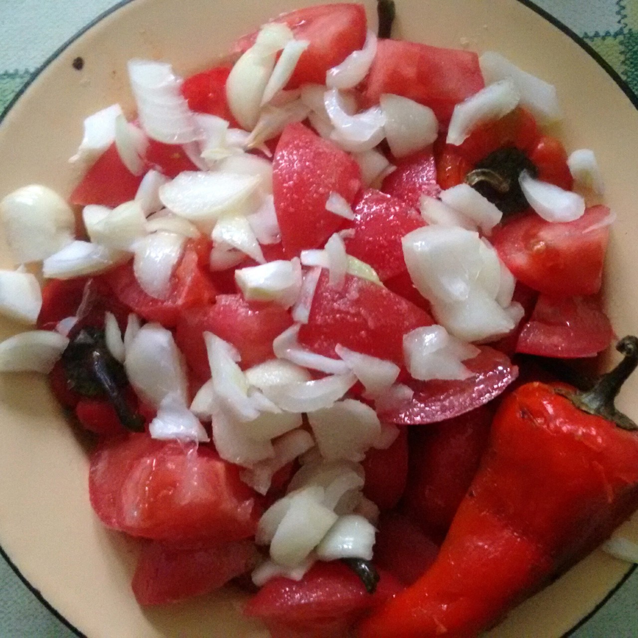 Печеный красный перец с розовыми помидорами и луком по-болгарски