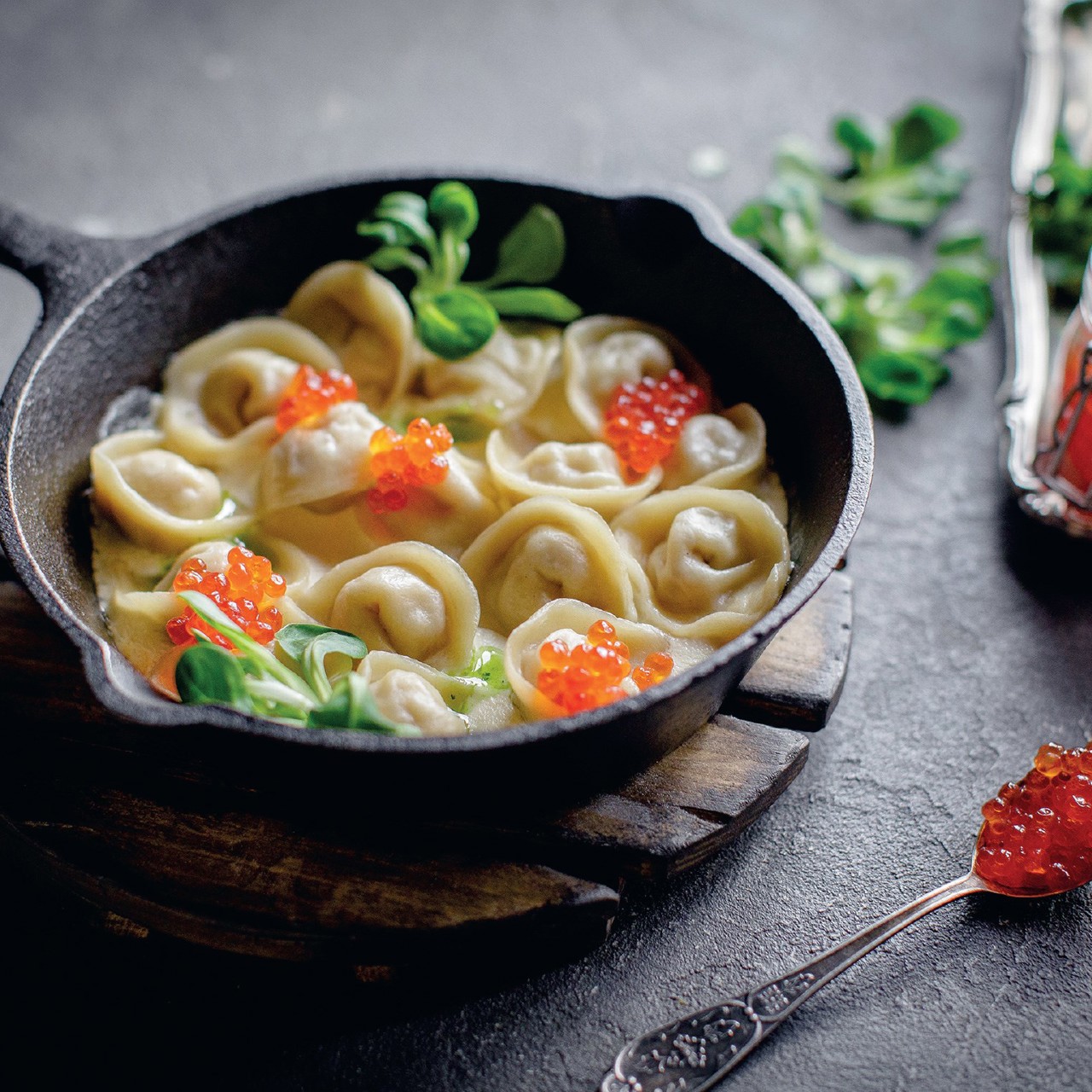 Пельмени с копченым лососем в сливочном соусе