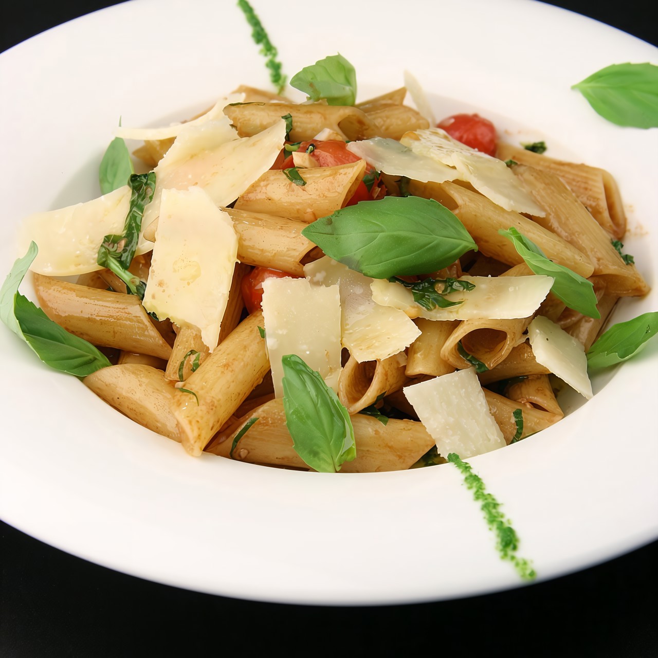 Пенне с помидорами черри, пармезаном и бальзамическим соусом