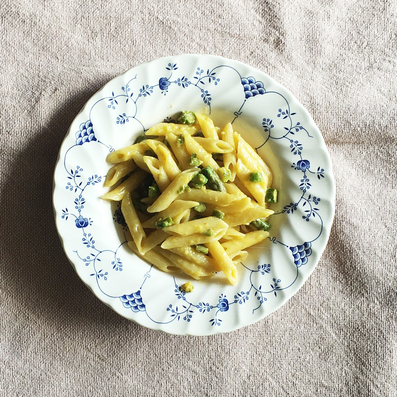 Пенне со спаржей и яичным соусом