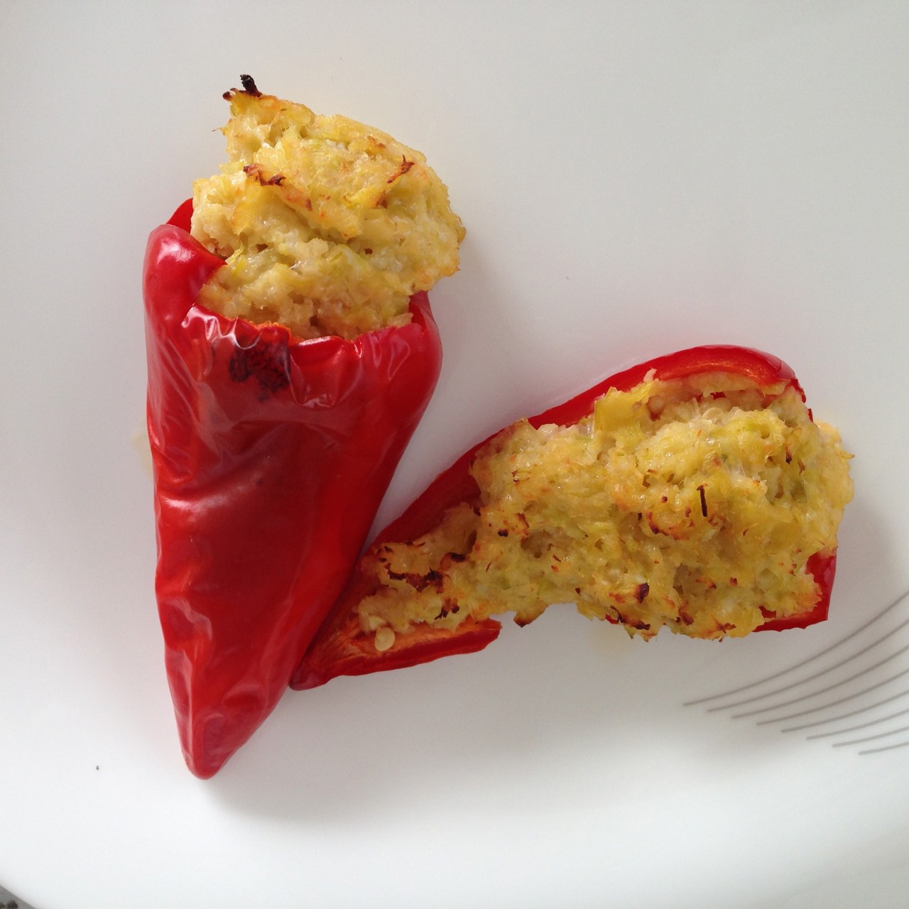 Перцы чили фаршированные яйцами, пореем и креветками