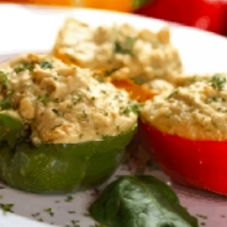 Перец, фаршированный куриным филе и овощами