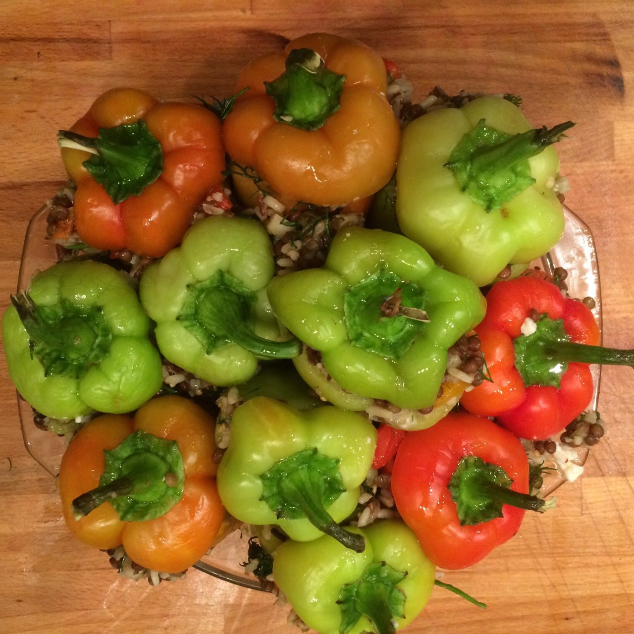 Перец, фаршированный запеченными овощами с рисом и чечевицей