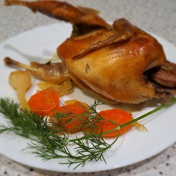 Перепел в духовке с укропом, морковью и луком