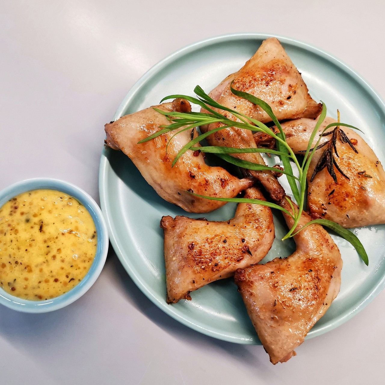 Перепелиные ножки по-французски