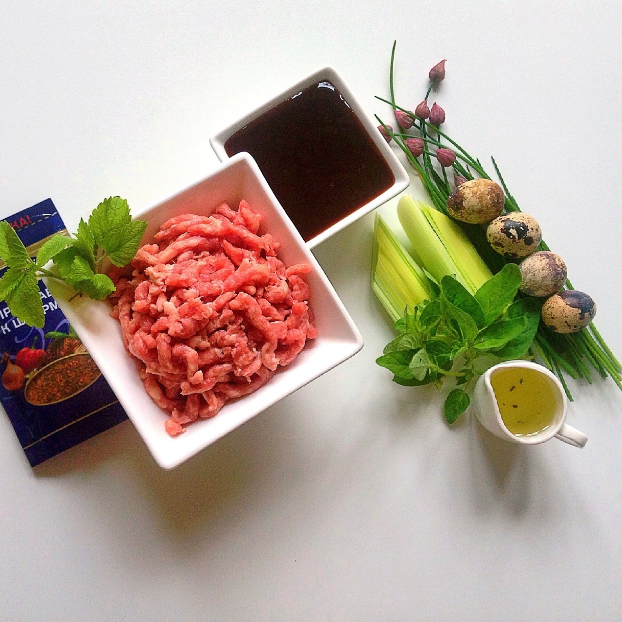 Перепелиные яйца по-шотландски с луком-пореем