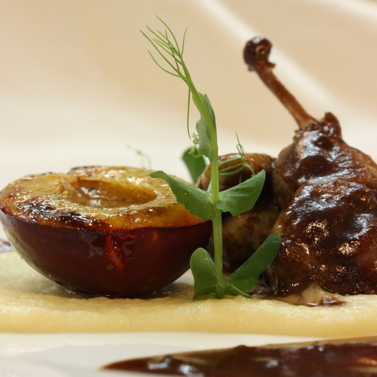 Перепелка запеченная со сливовым соусом и кремом из пастернака