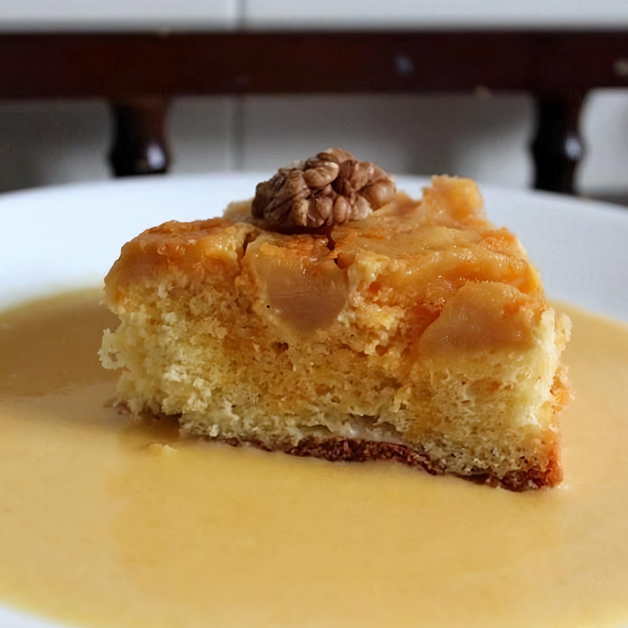 Перевернутый яблочный пирог с апельсиновым соусом сабайон