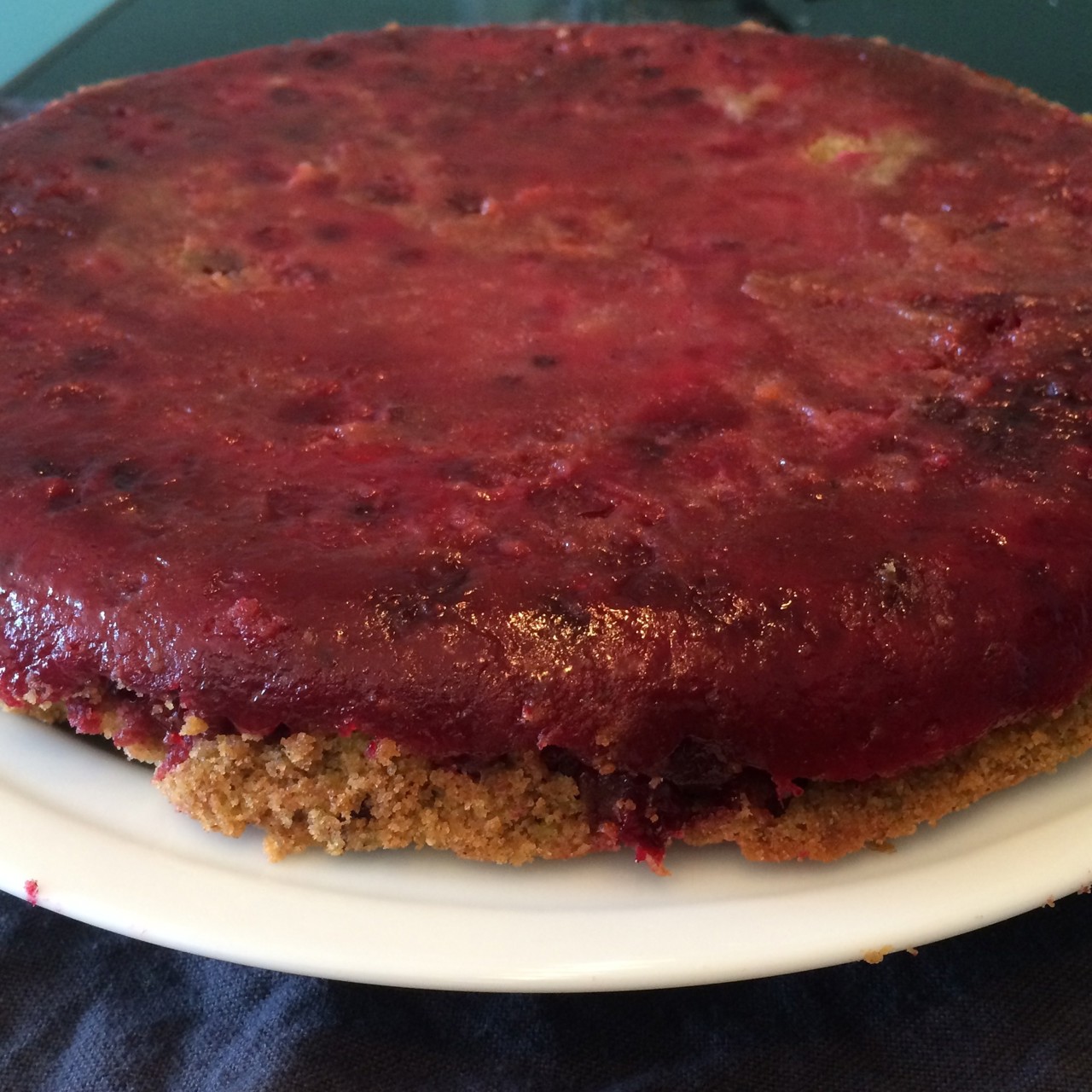 Перевернутый клюквенный пирог с фисташками