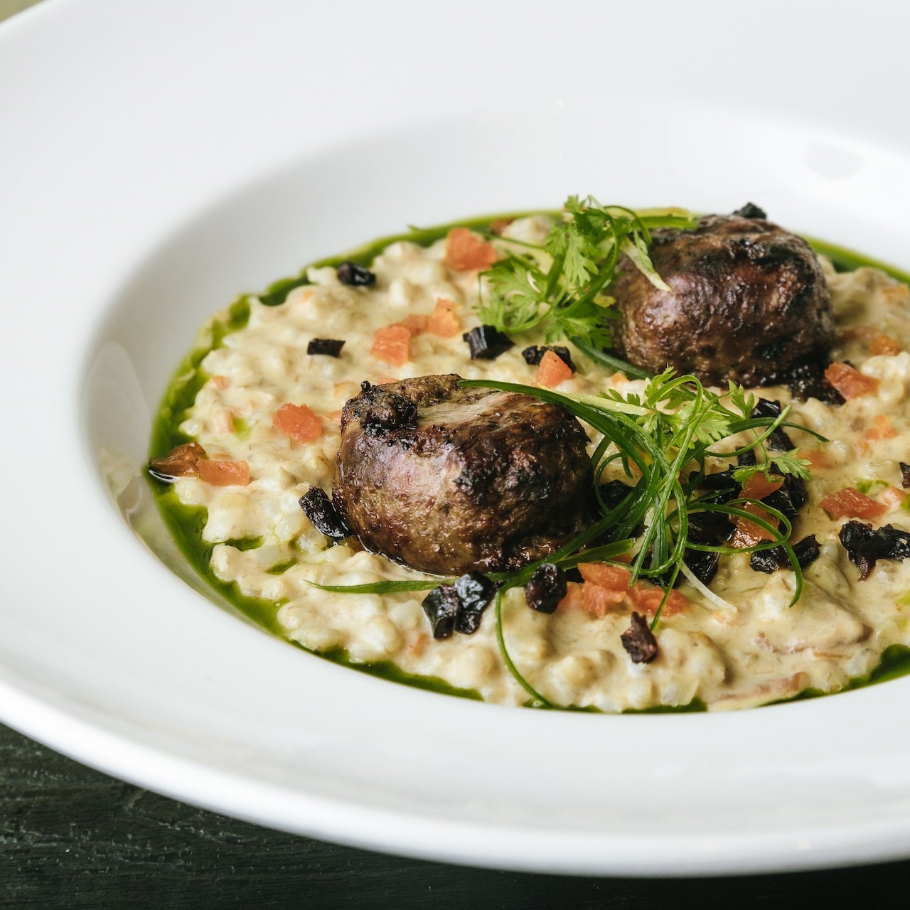 Перлотто с бараньими митболами и сезонными грибами