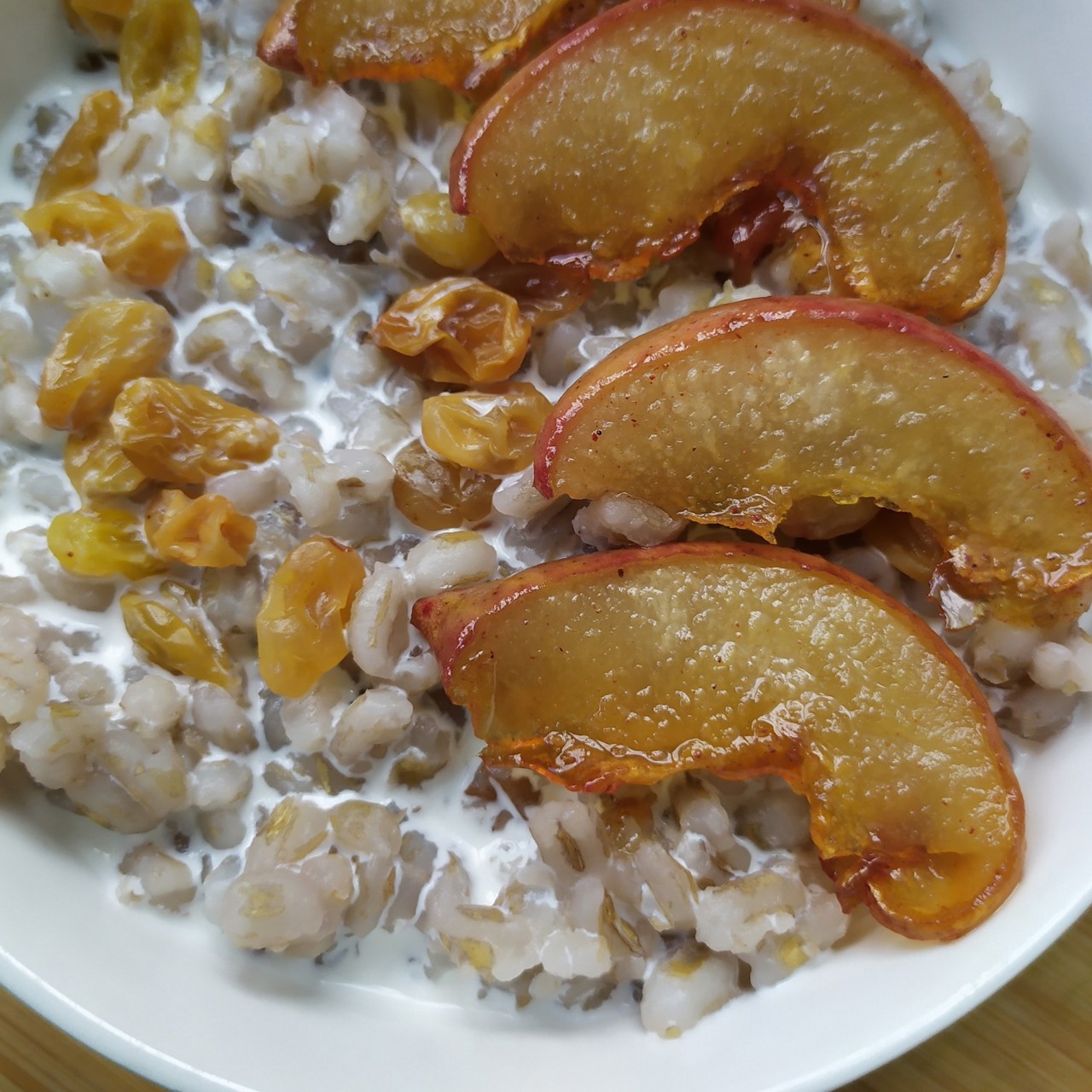 Перловая каша со сливками, изюмом и грушей в карамели