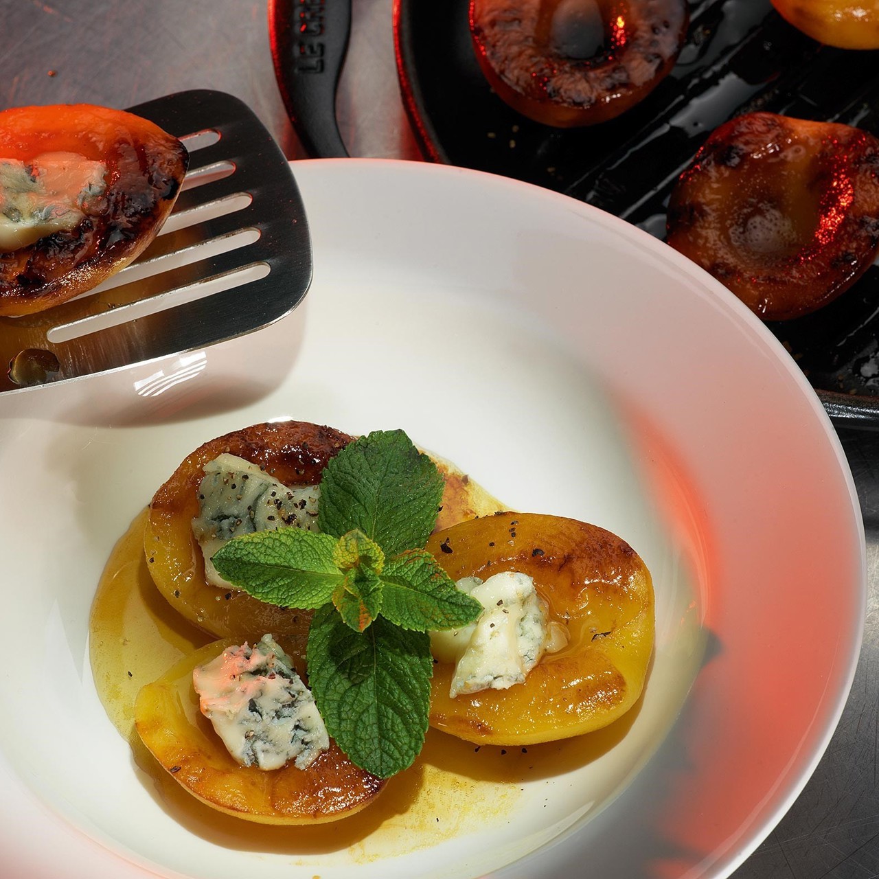 Персики на гриле с горгонзолой и медом