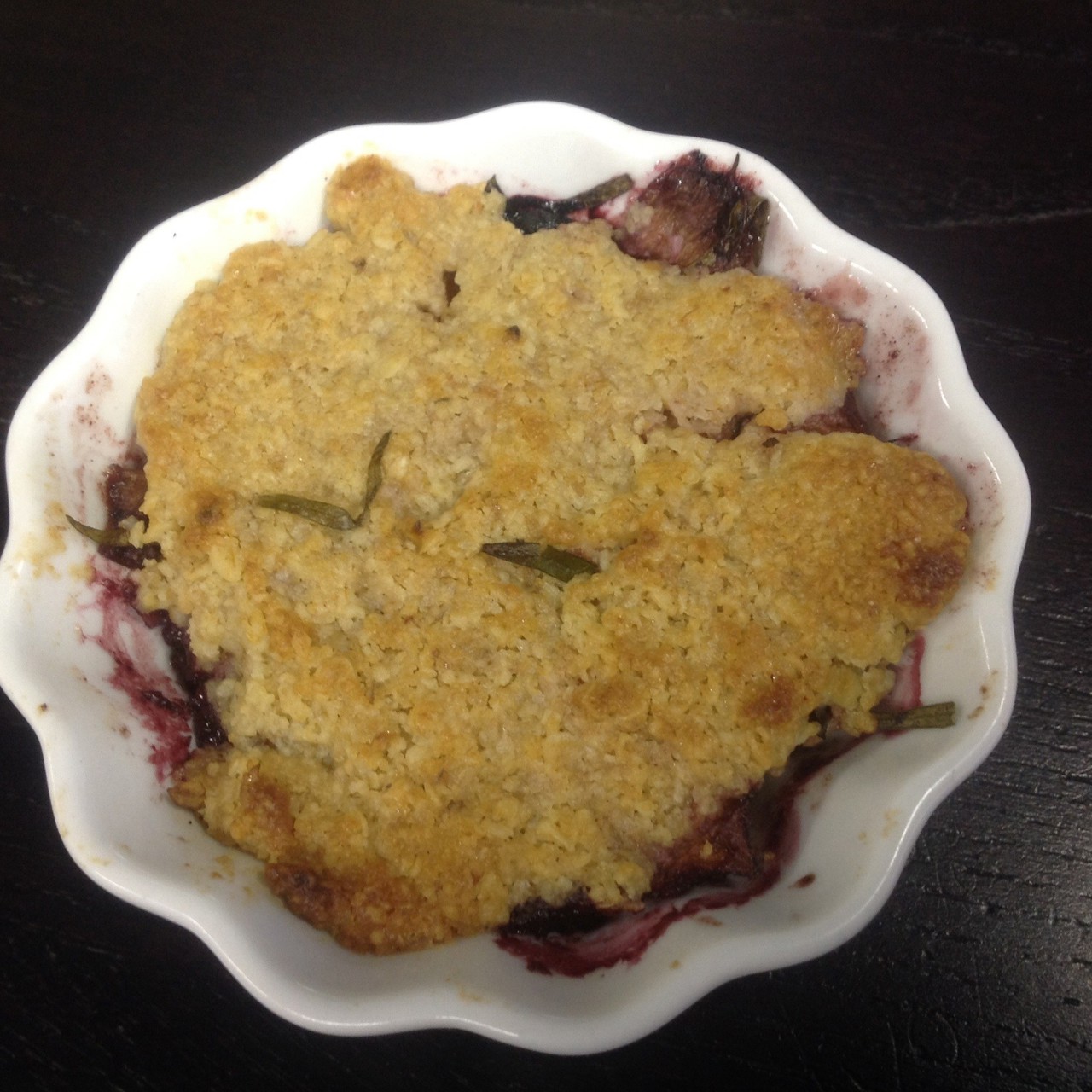 Персиково-черничный порционный крамбл