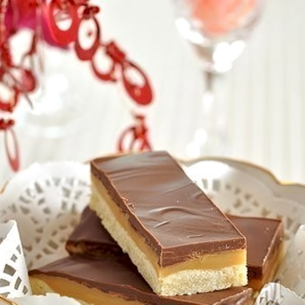 Песочное печенье с вареной сгущенкой под шоколадной глазурью