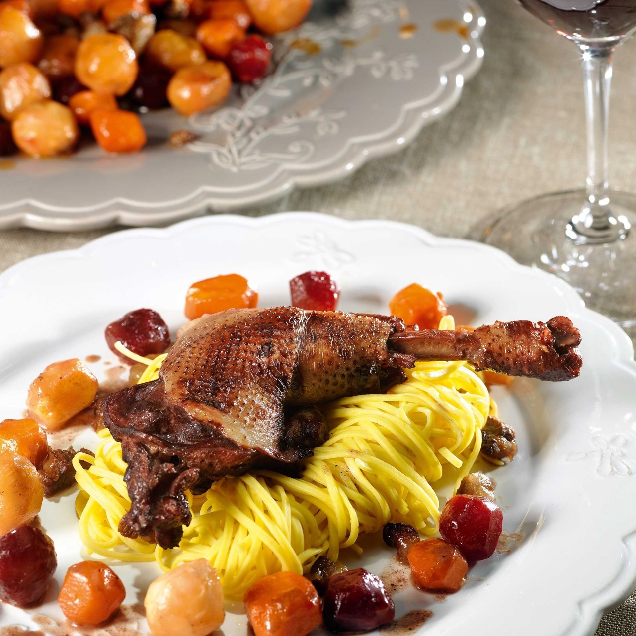 Петух в клюквенном бульоне с лапшой и глазированными овощами