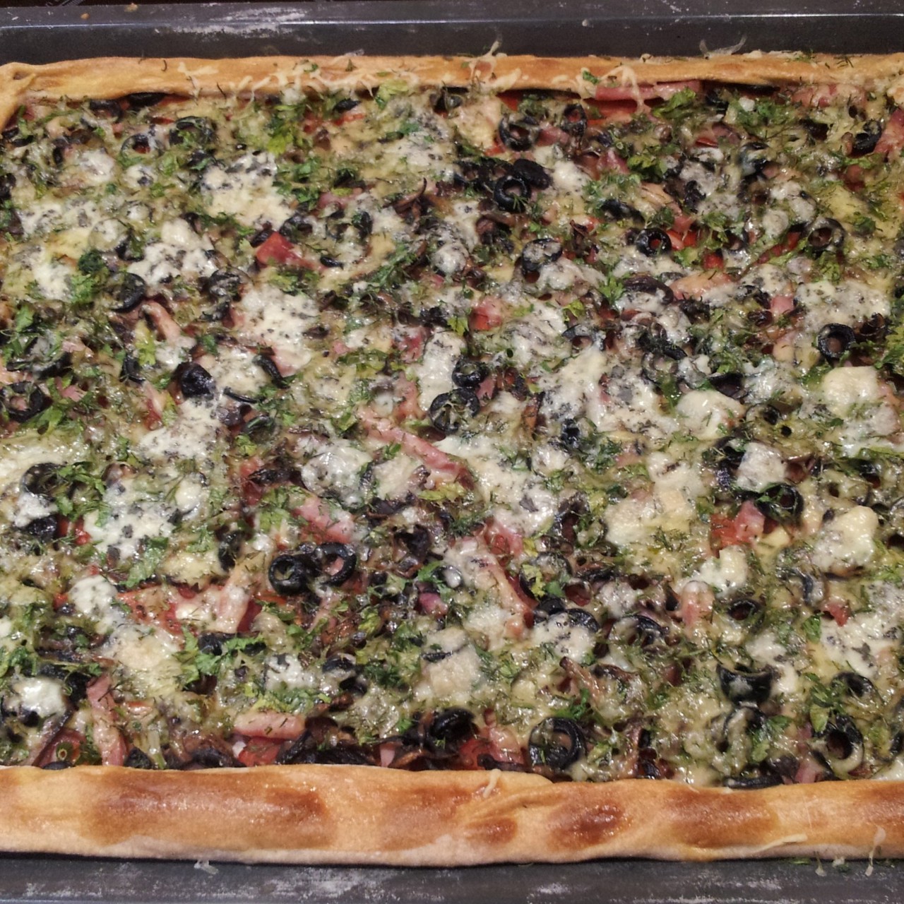 Пицца на бездрожжевом тесте с шампиньонами и голубым сыром