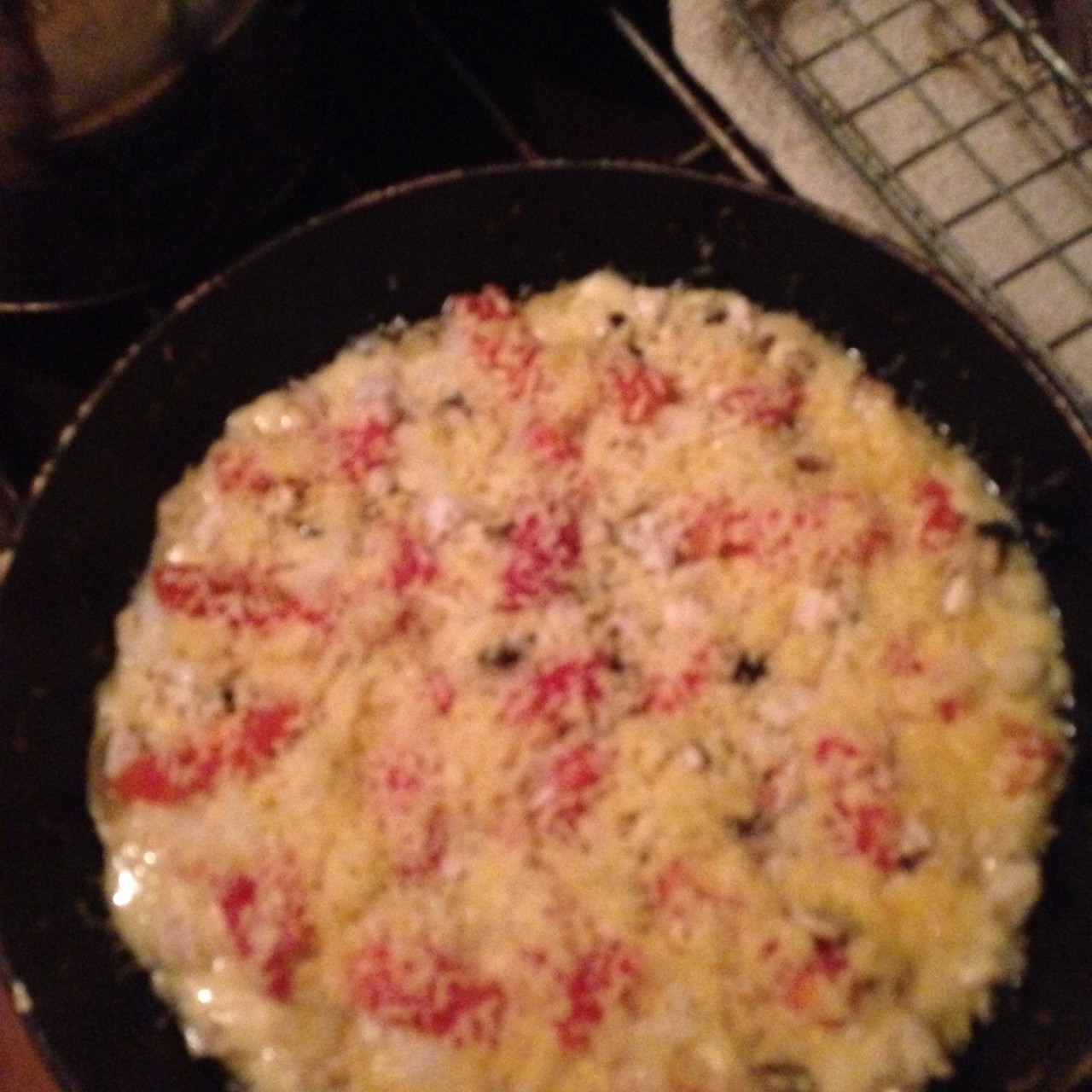 Пицца на сковороде с колбасой и грибами