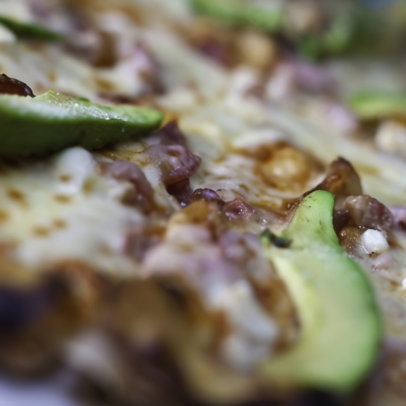 Пицца с авокадо, ветчиной и сыром