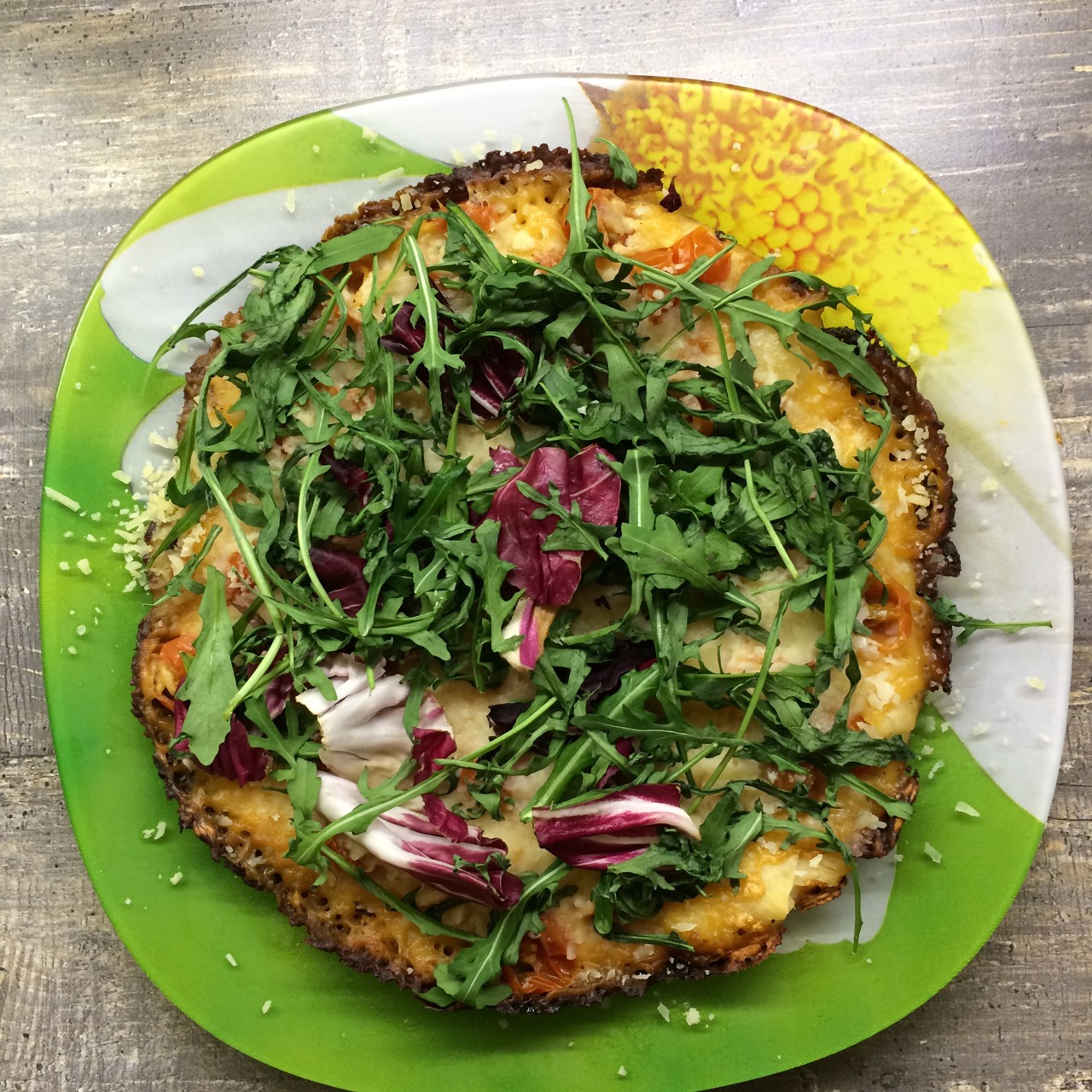 Пицца с черри, моцареллой и рукколой