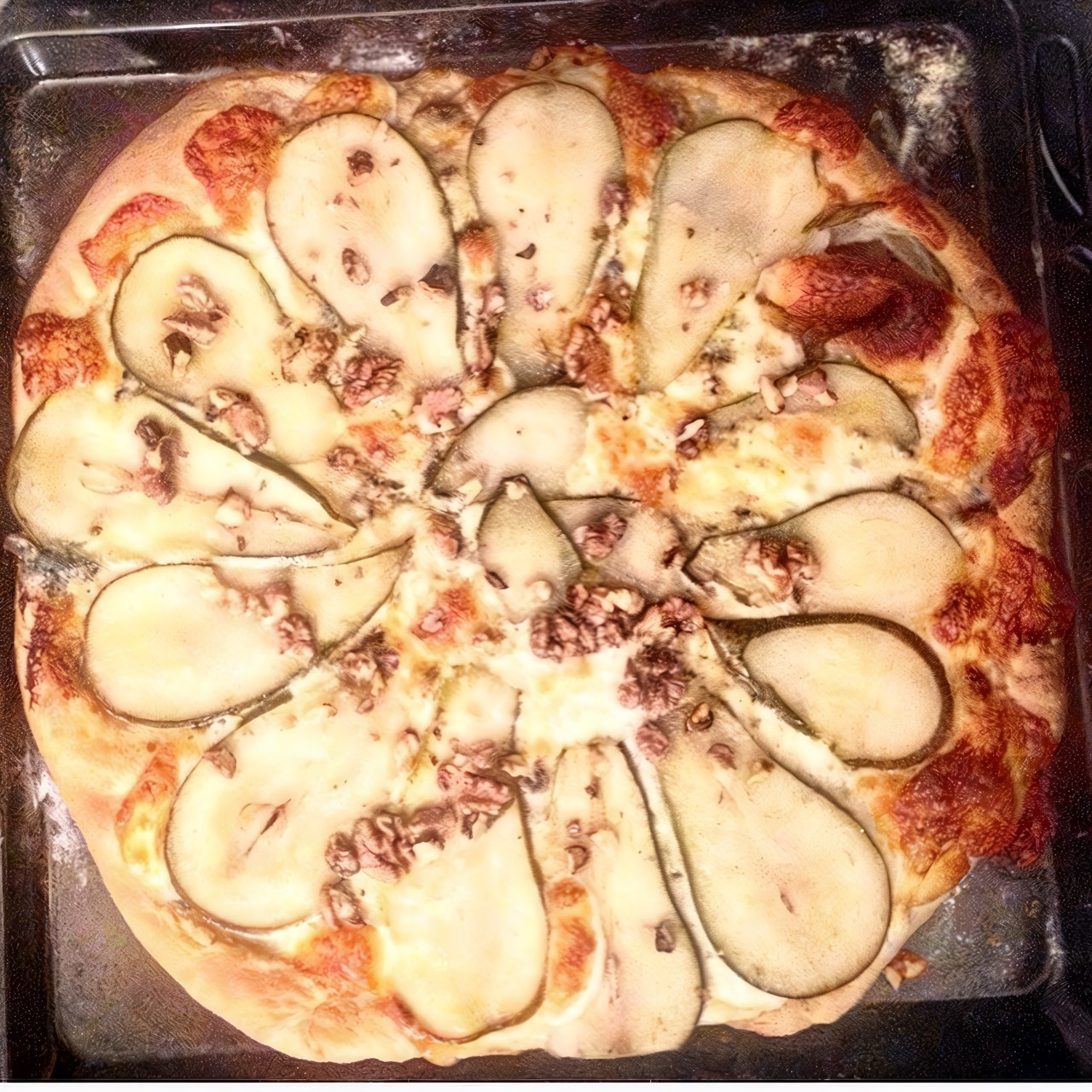 Пицца с горгонзолой и грушей на слоеном тесте