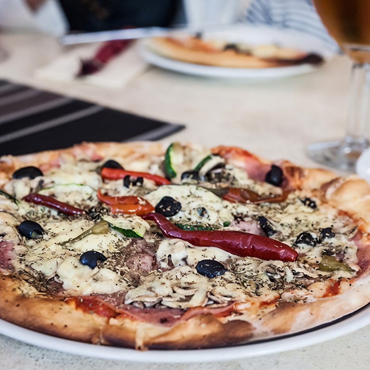 Пицца с кабачками, брынзой и грибами