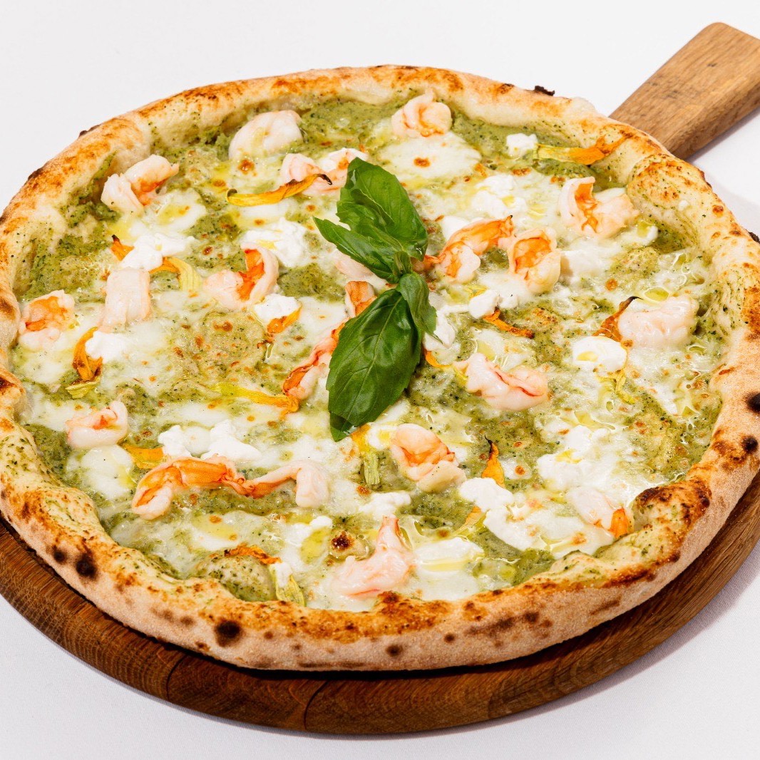 Пицца с креветками, цветами цукини и рикоттой