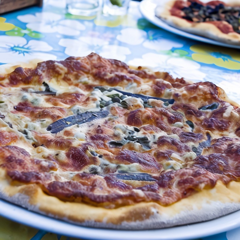 Пицца с сардинами, луком и помидорами