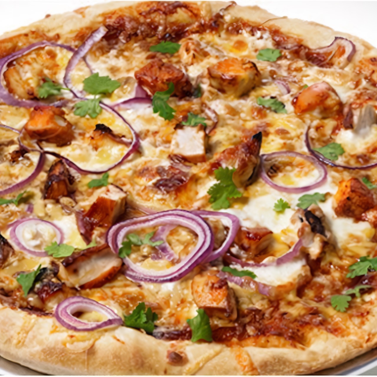 Пицца с соусом барбекю, копченым сыром гауда, куриным филе и красным луком