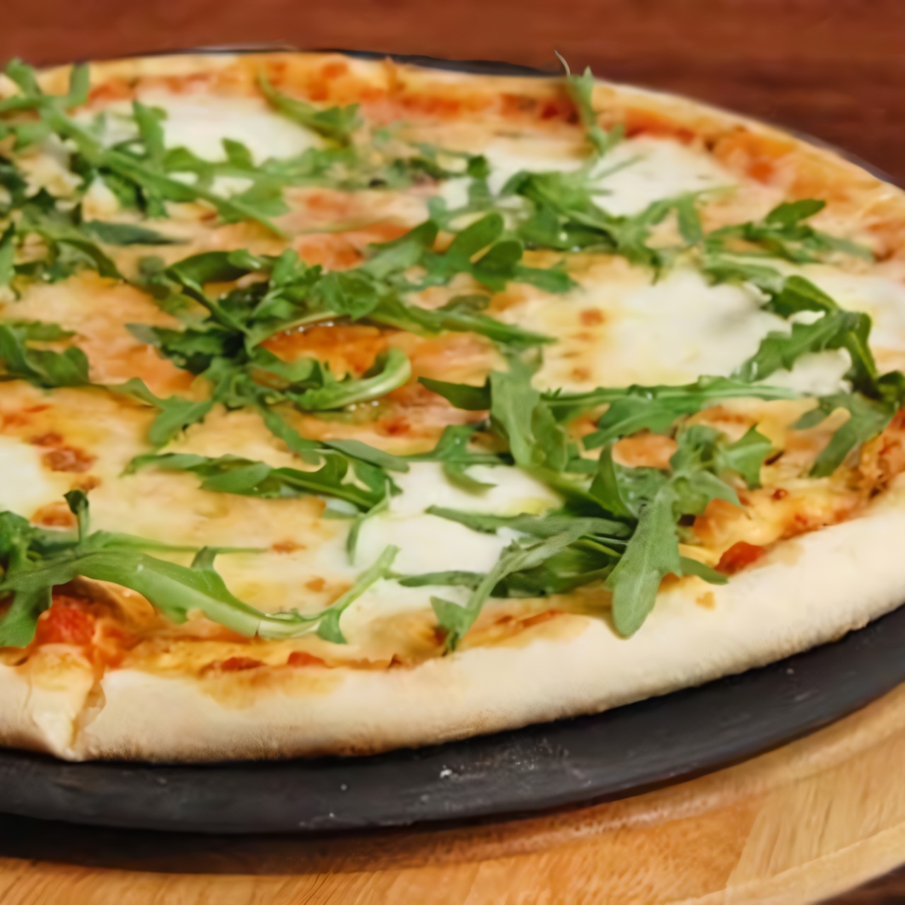 Пицца с соусом табаско, моцареллой и базиликом