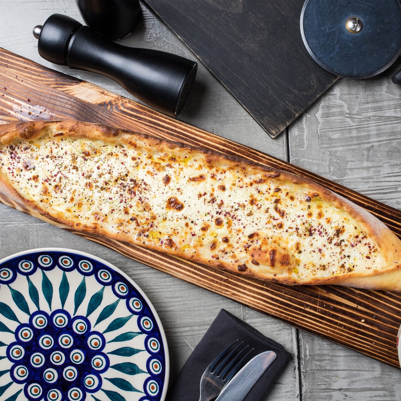 Пиде с тремя видами сыра