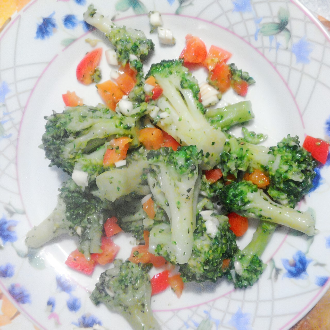 Пикантная брокколи со сладким перцем и чесноком