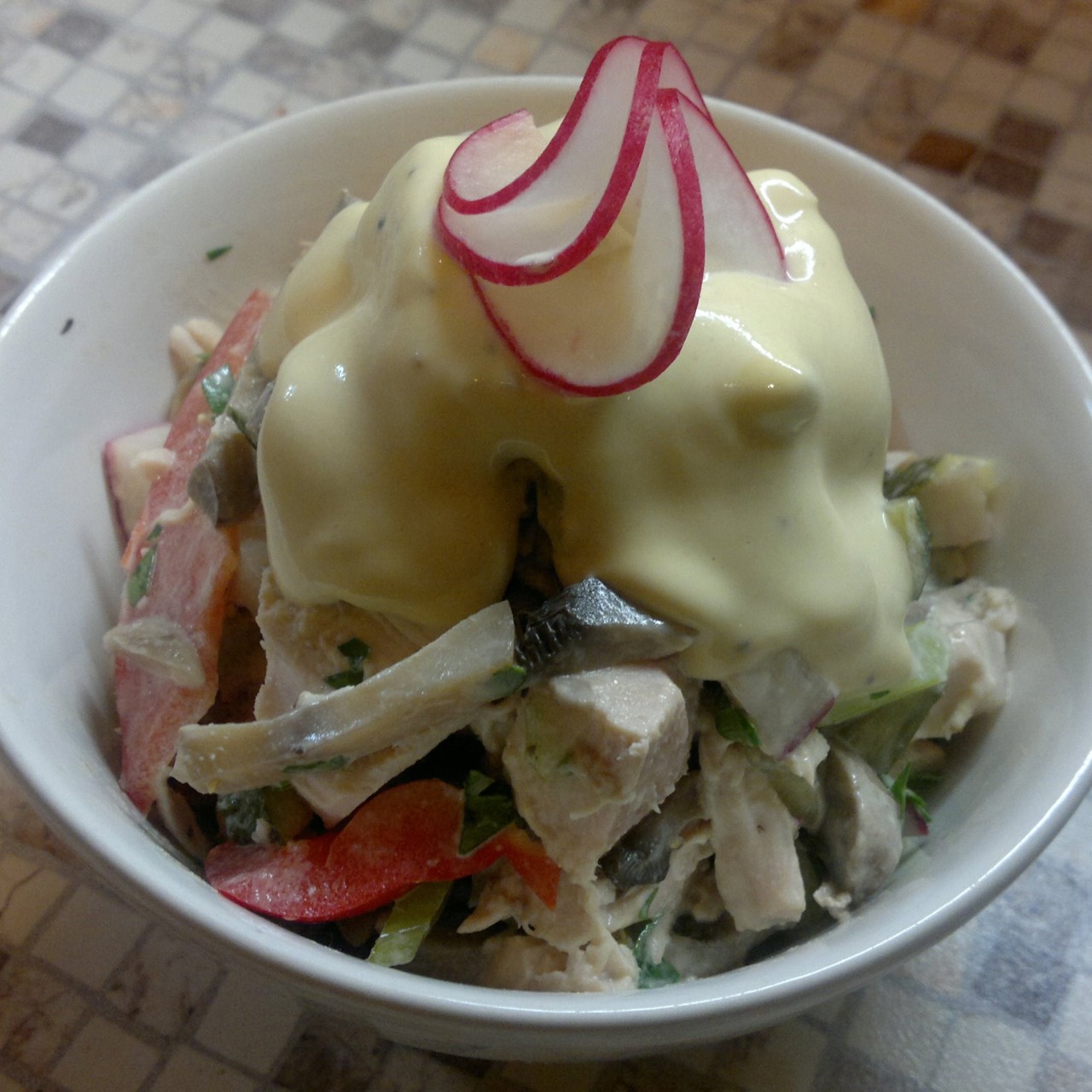 Пикантный салат из курицы, грибов и редиса