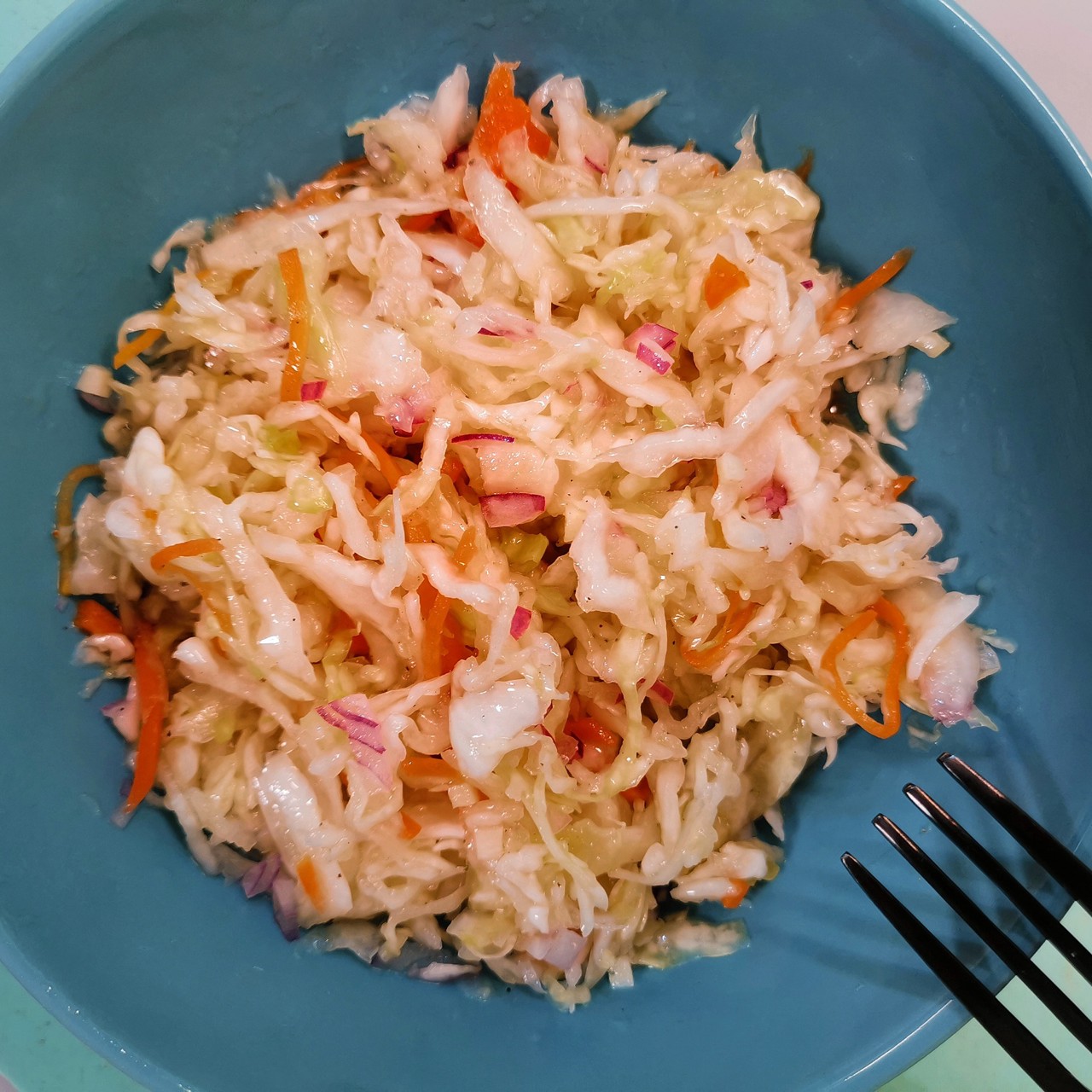 Пикантный салат из квашеной капусты с ароматным маслом