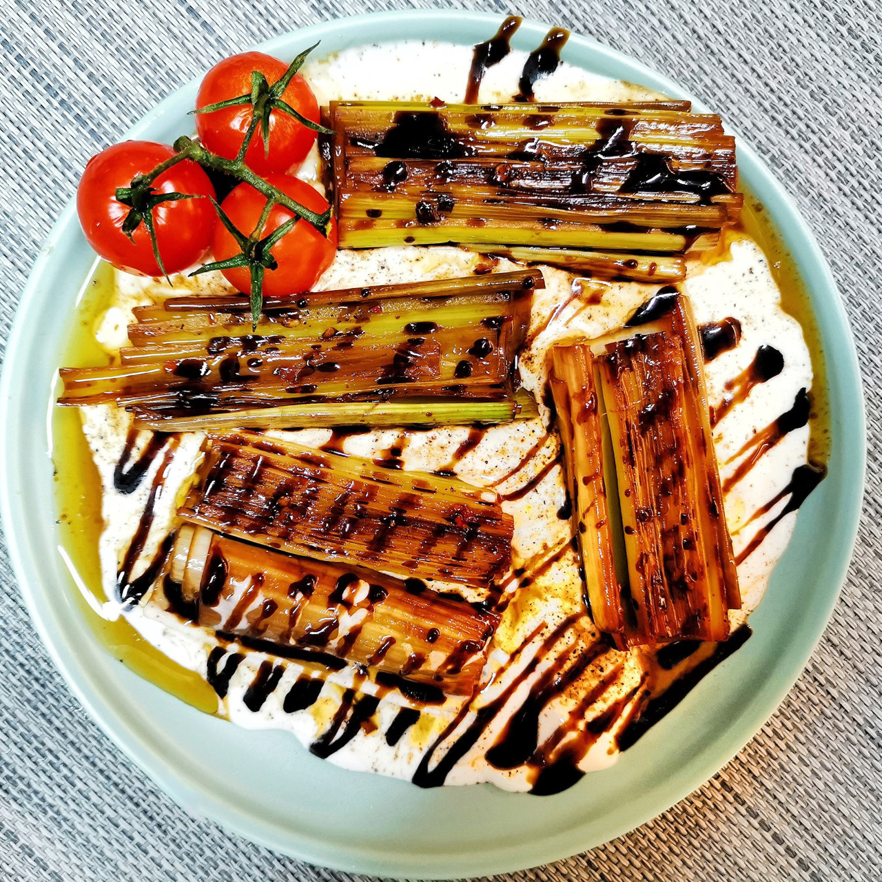 Пикантный лук-порей в сметане и бальзамическом креме