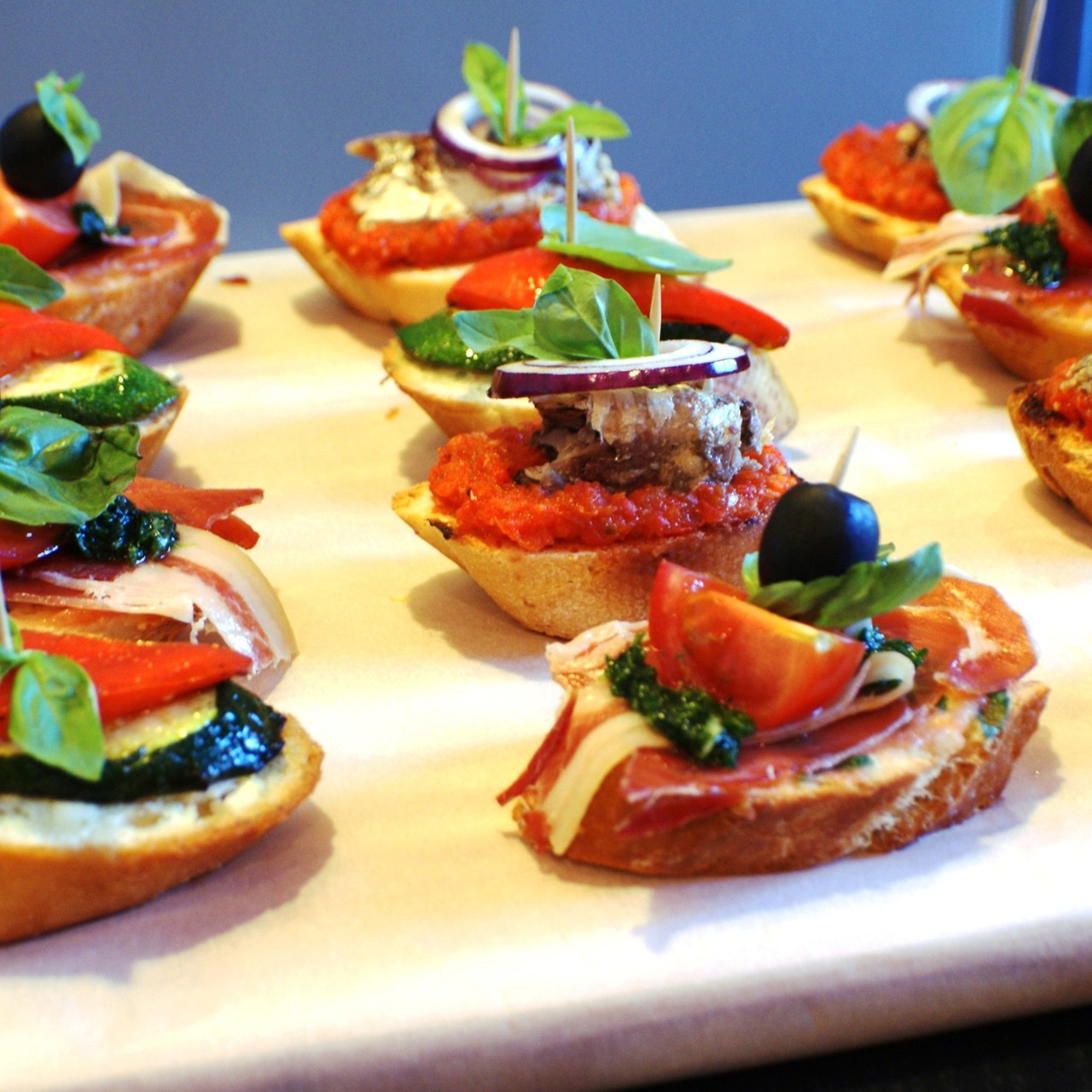 Пинчос с хамоном, сардинами или цукини