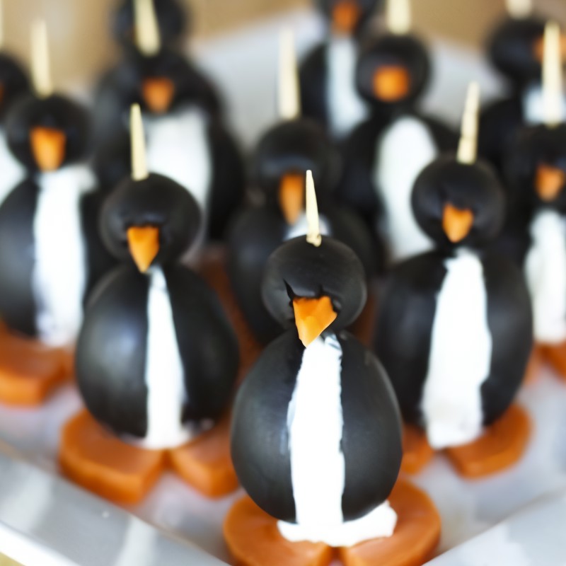 Пингвины из маслин фаршированные мягким сыром