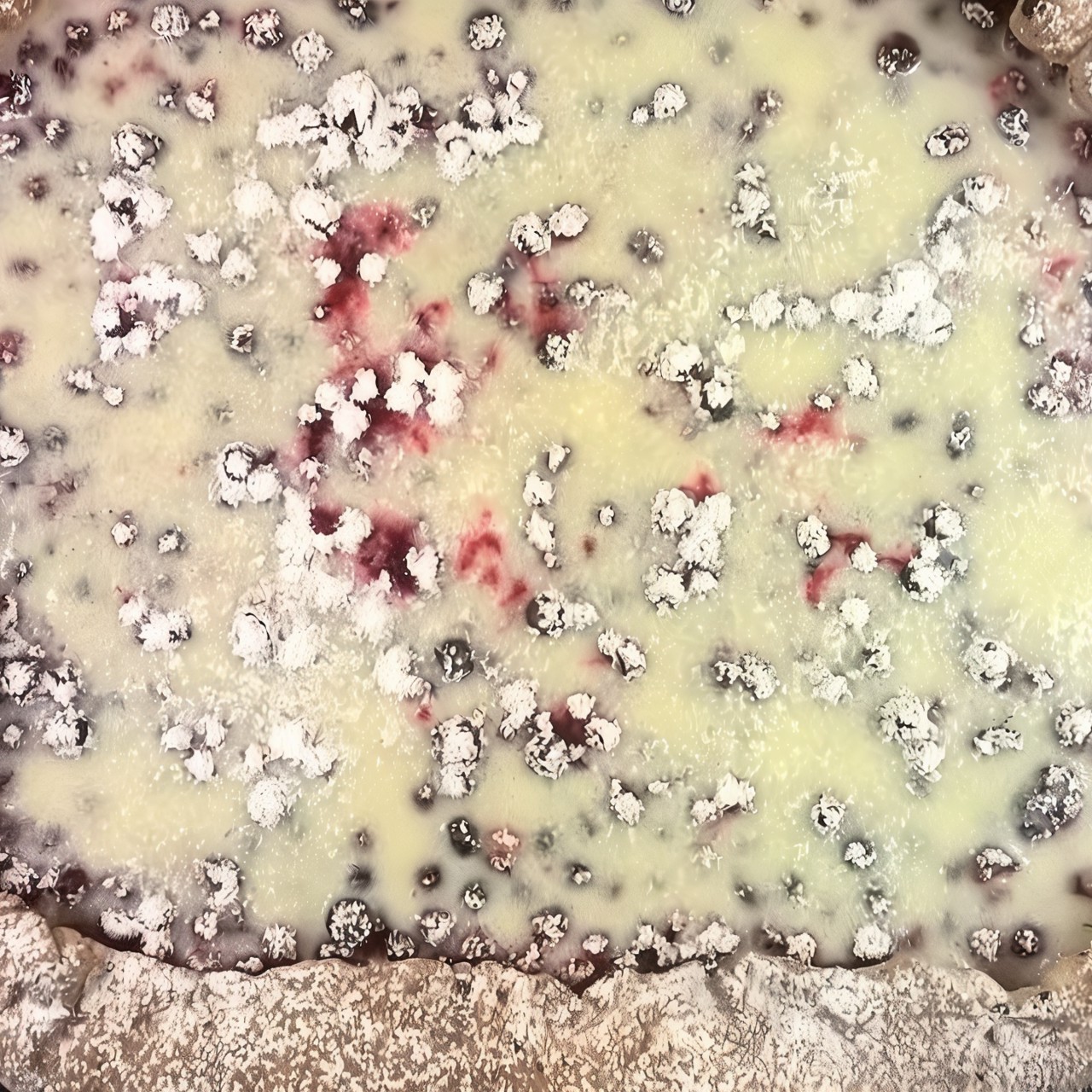 Пирог из готового дрожжевого теста с брусникой и сметаной