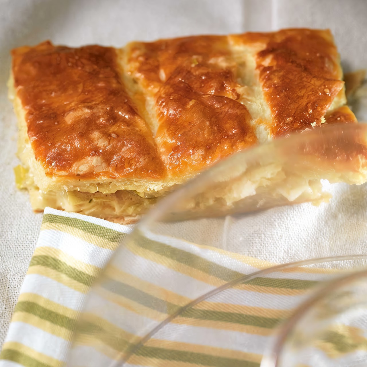 Пирог из порея и сыра грюйер