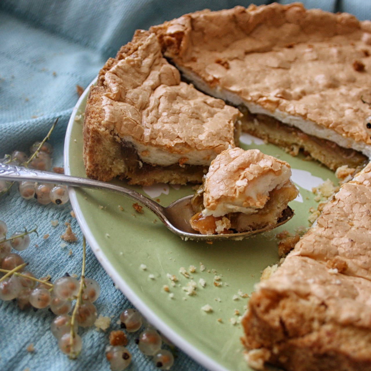 Пирог из ревеня с тонкой безе-прослойкой