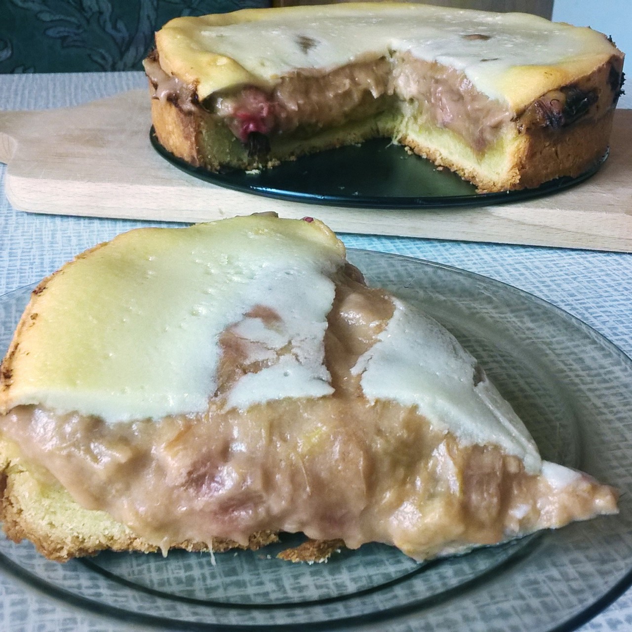 Пирог из ревеня, пудинга и пенки