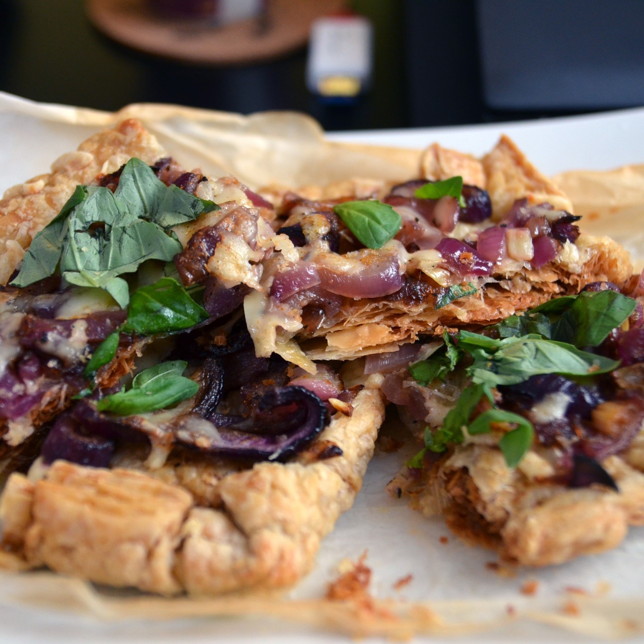 Пирог из слоеного теста с карамелизованным луком и сыром