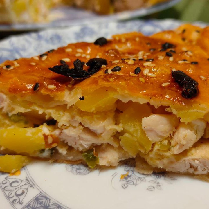 Пирог из слоеного теста с курицей и картофелем