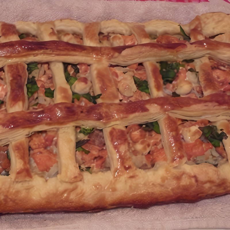 Пирог из слоеного теста с рыбой и рисом