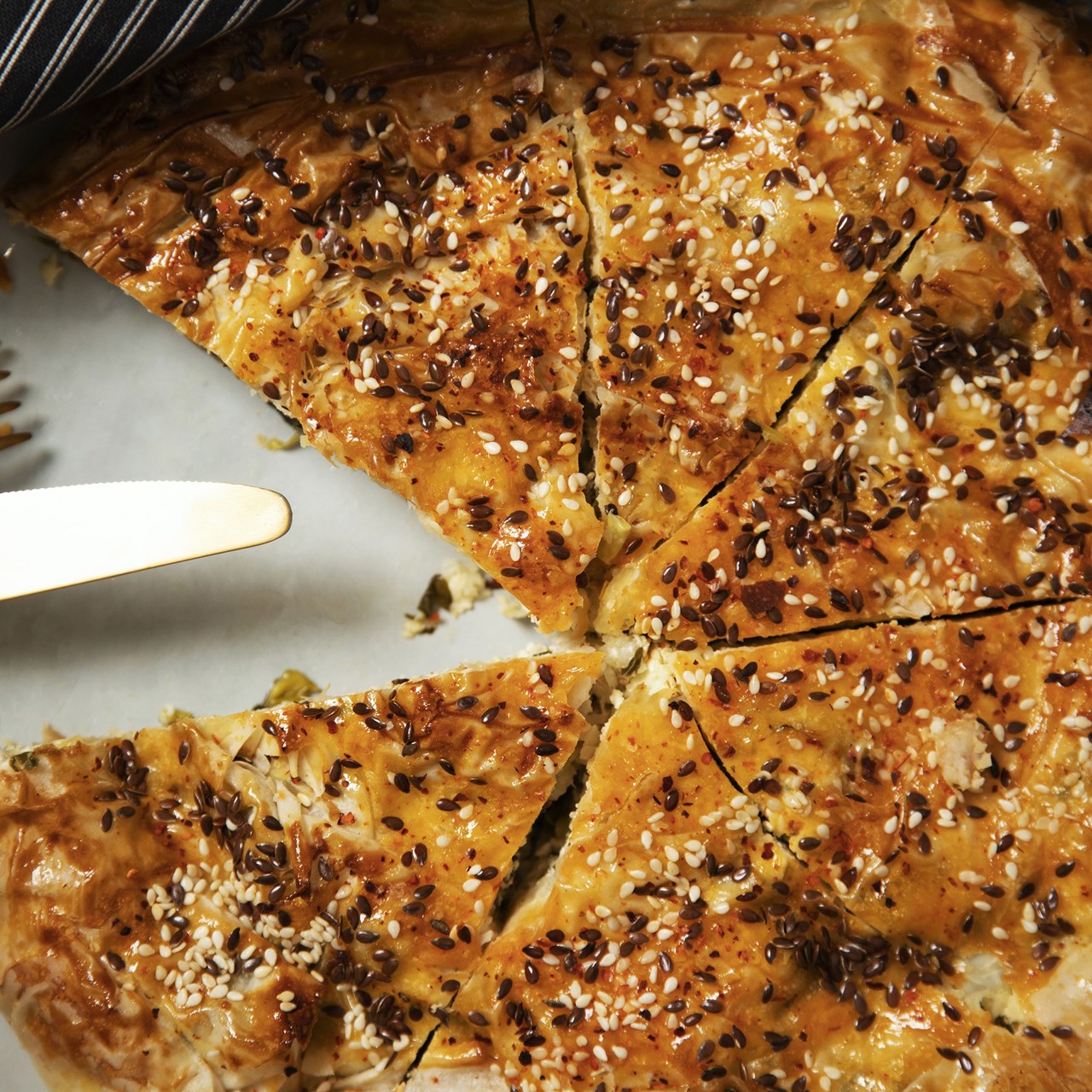 Пирог из теста фило с фетой, творогом и шпинатом