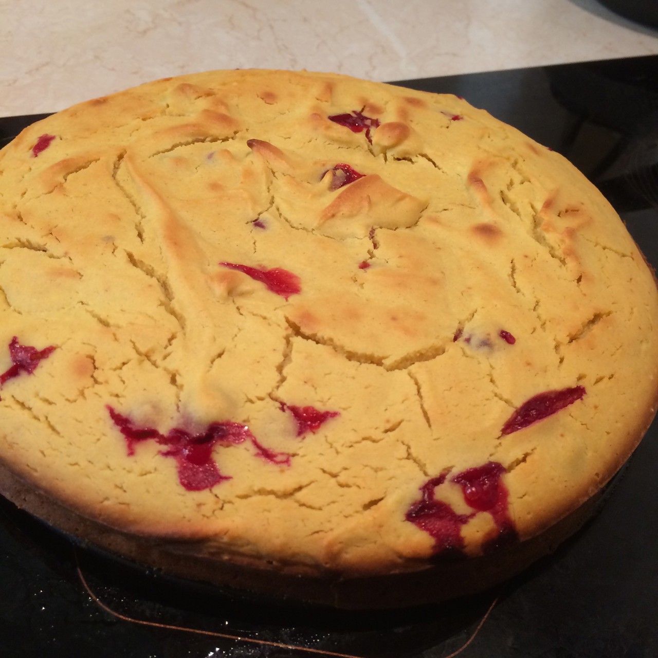 Пирог на кефире с вишней