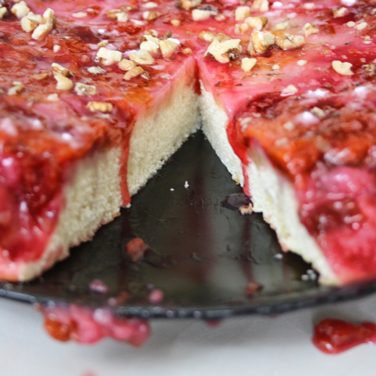 Пирог-перевертыш со сливами и грецкими орехами