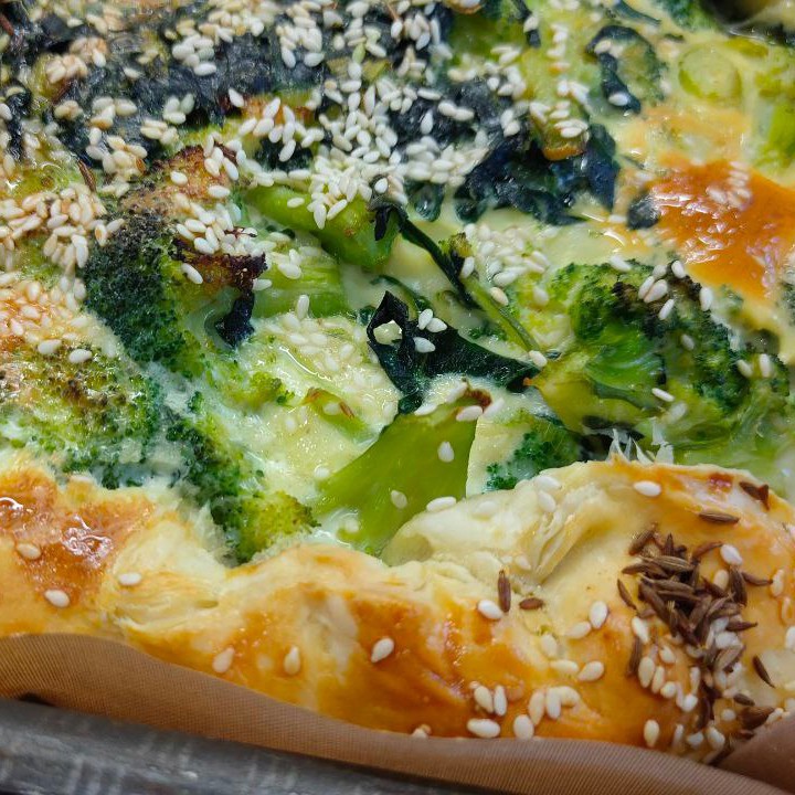 Пирог с брокколи и шпинатом